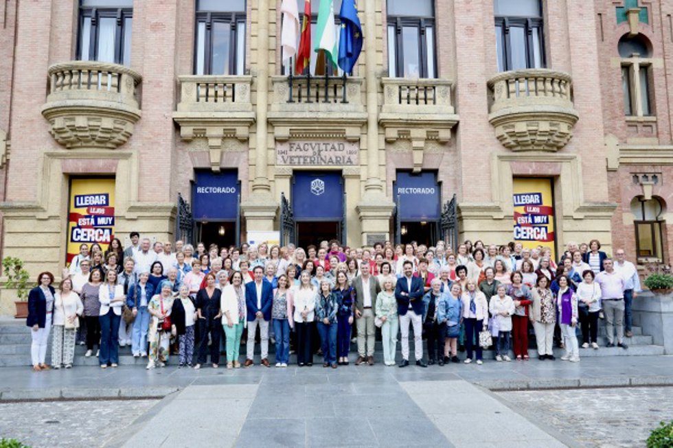 Foto de familia de autoridades y asistentes al encuentro.