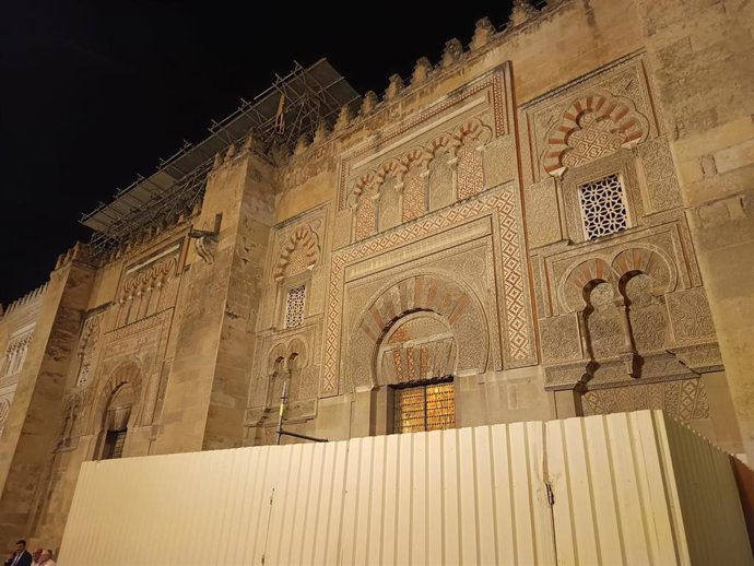 Archivo - Exterior de la zona afectada por el incendio del 8 de agosto en la Mezquita-Catedral de Córdoba.