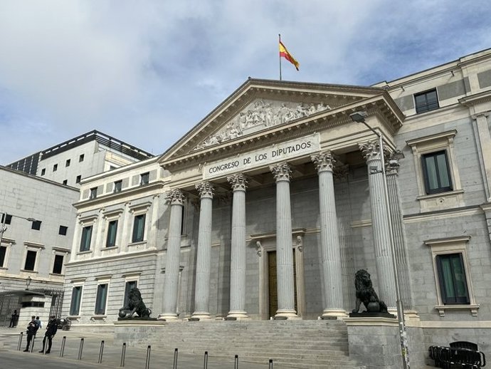 Archivo - Puerta de los leones del Congreso.