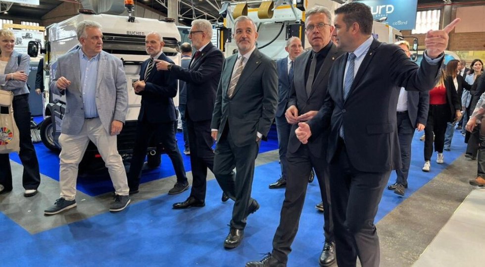 El alcalde de Barcelona, Jaume Collboni, ha visitado la feria Municiplia celebrada en Fira de Lleida.