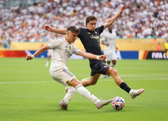Archivo - 01 July 2025, US, Miami Gardens: Juventus' Danille Rugani (R) attempts to block Real Madrid's Arda Guler (L) during the FIFA Club World Cup 2025 round of 16 soccer match between Real Madrid and Juventus Turin at Hard Rock Stadium. Photo: David K