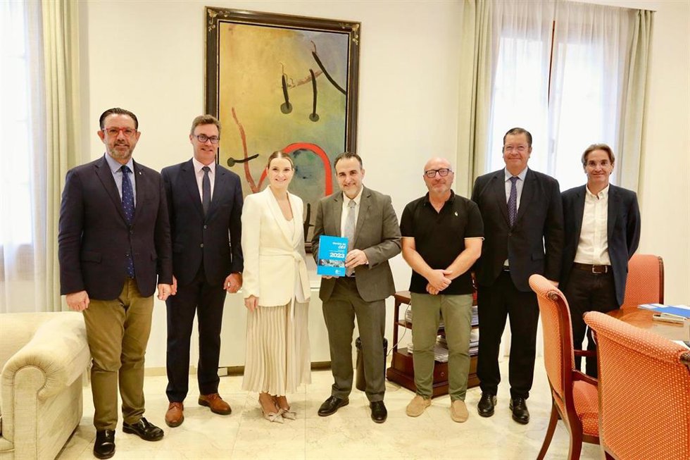 Archivo - La presidenta del Govern, Marga Prohens, recibe del presidente del CES, Rafael Ballester, la memoria de la entidad de 2023.
