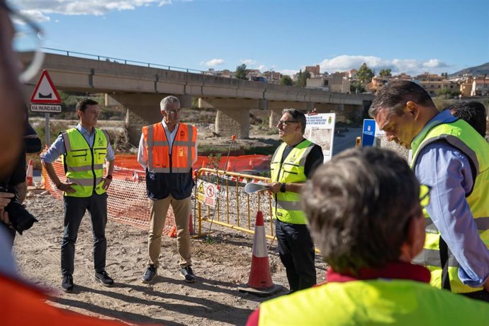 El presidente de la Diputación de Almería, Javier Aureliano García, junto a técnicos y responsables municipales, durante la visita a las obras en Olula del Río.