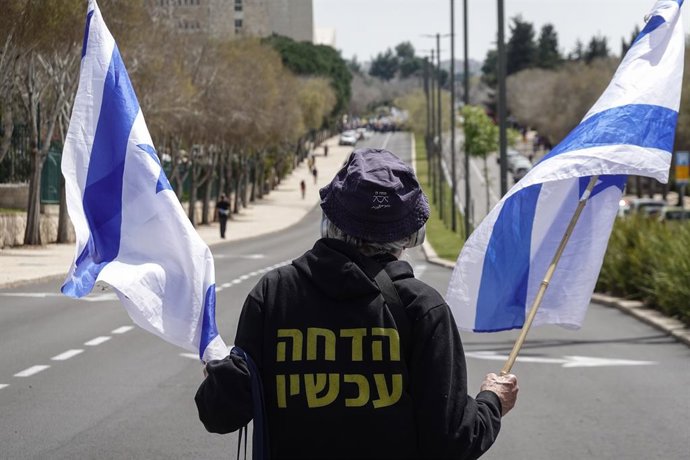 Archivo - Arquivo - 25 de março de 2025, Jerusalém, Israel: Organizações de todo o país protestam no gabinete do primeiro-ministro em Jerusalém contra a demissão do chefe do Shin Bet, Ronen Bar, por Benjamin Netanyahu, e a tentativa de demissão do procura