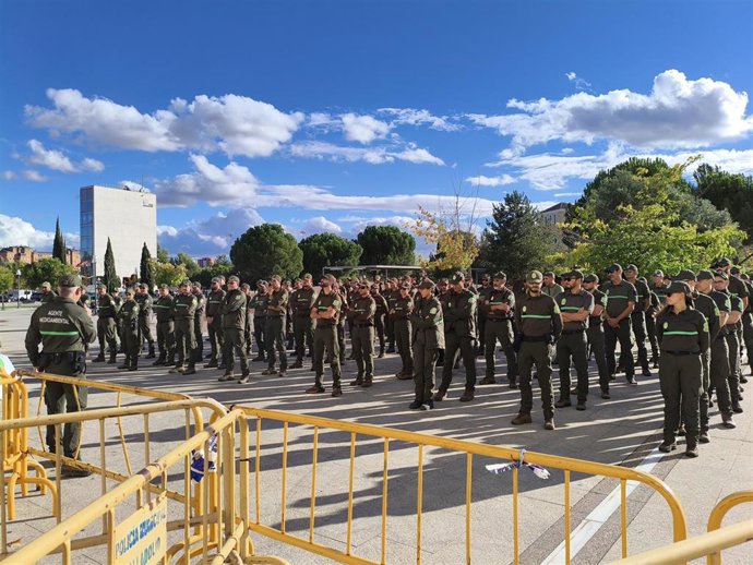 Los agentes forestales de Castilla y León, en formación ante las Cortes en su protesta.