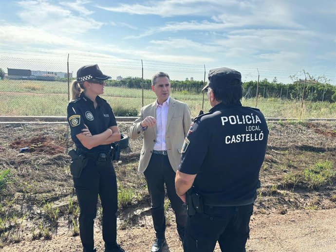 Antonio Ortolá junt  agents de la Policia