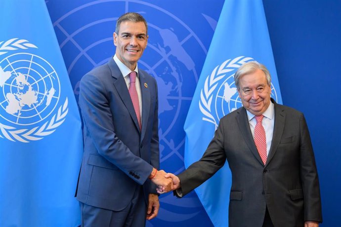 El presidente del Gobierno, Pedro Sánchez (i) mantiene un encuentro con el secretario general de Naciones Unidas, António Guterres (d), en la sede de Naciones Unidas