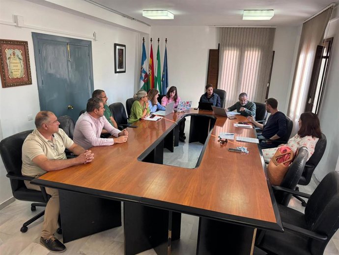 Pleno presidido por el alcalde de Lanjarón, Eric Escobedo