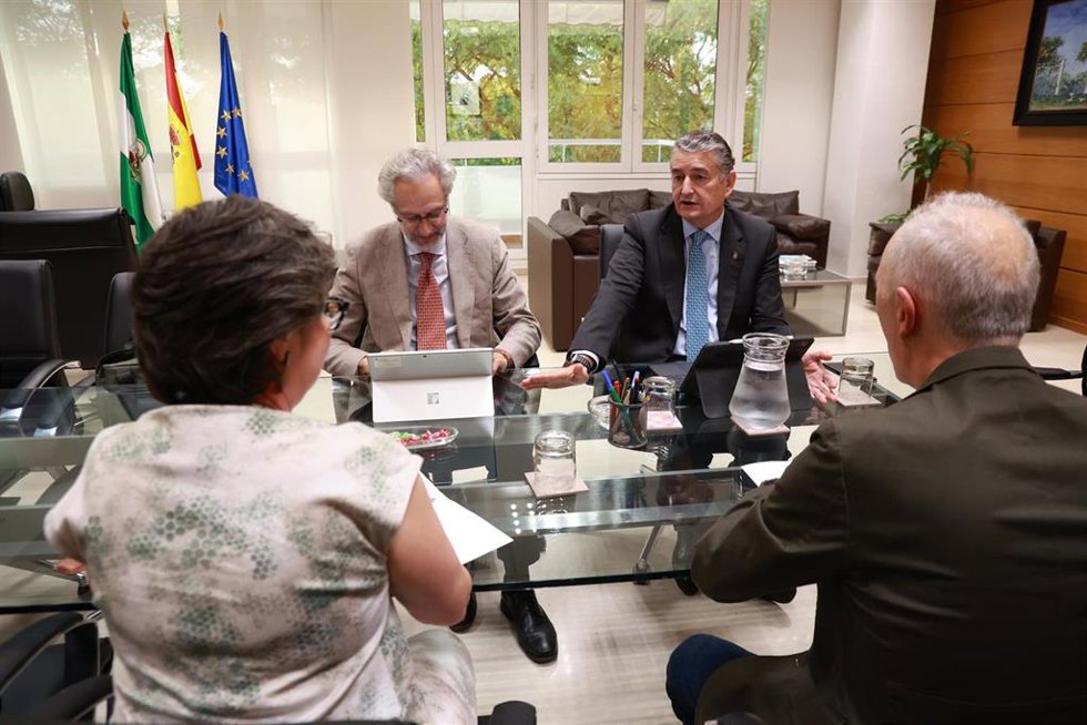 El consejero de Sanidad, Presidencia y Emergencias de la Junta de Andalucía, Antonio Sanz (1d), durante la reunión con la Central Sindical Independiente y de Funcionarios (CSIF) Sección Servicios Sociosanitarios. A 21 de octubre de 2025, en Sevilla (And