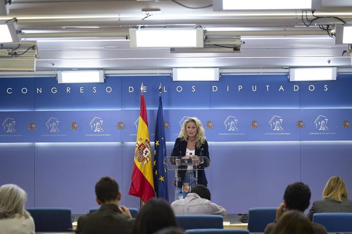 La diputada del PSOE Montse Mínguez, ofrece una rueda de prensa en el Congreso de los Diputados, a 21 de octubre de 2025, en Madrid (España).
