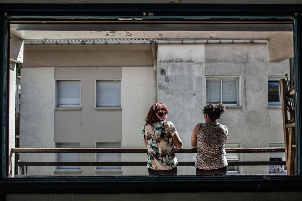 Archivo - Dos mujeres asomadas a un balcón de una casa deteriorada