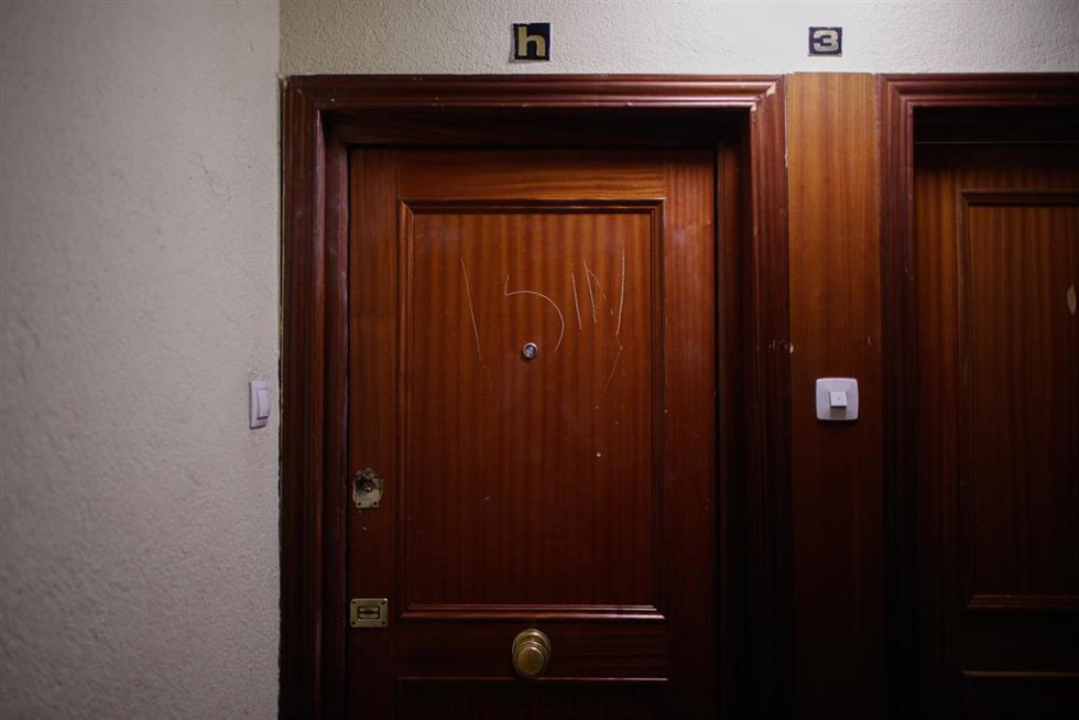 Puerta de la vivienda donde ha sido asesinada una mujer de 21 años en el distrito de Villaverde, a 21 de octubre de 2025, en Madrid (España).