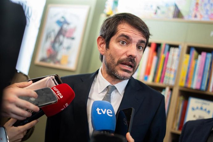 El ministro de Cultura, Ernest Urtasun, atiende a los medios, en Paiporta, Valencia.