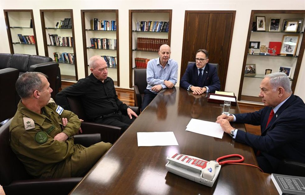 Archivo - El primer ministro israelí, Benjamin Netanyahu (derecha), junto con el exministro de Defensa Yoav Gallant, el director del Consejo de Seguridad Nacional, Tzachi Hanegbi, y el secretario militar del primer ministro