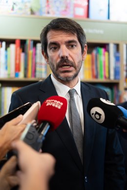 El ministro de Cultura, Ernest Urtasun, atiende a los medios, a 21 de octubre de 2025, en Paiporta, Valencia.