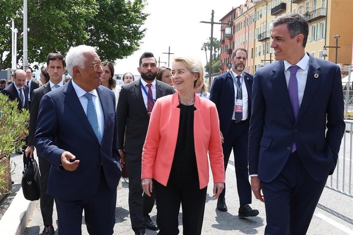 Archivo - El presidente del Consejo Europeo, Antonio Costa; la presidenta de la Comisión Europea, Ursula von der Leyen y el presidente del Gobierno de España, Pedro Sánchez,en una imagen de archivo.