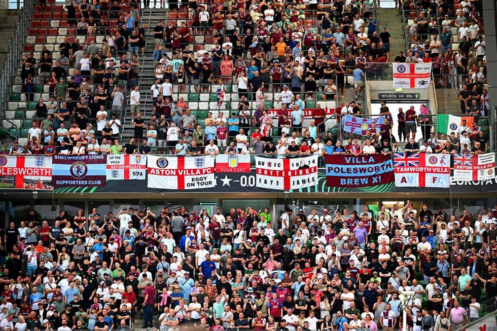 Archivo -  Aficionados del Aston Villa.