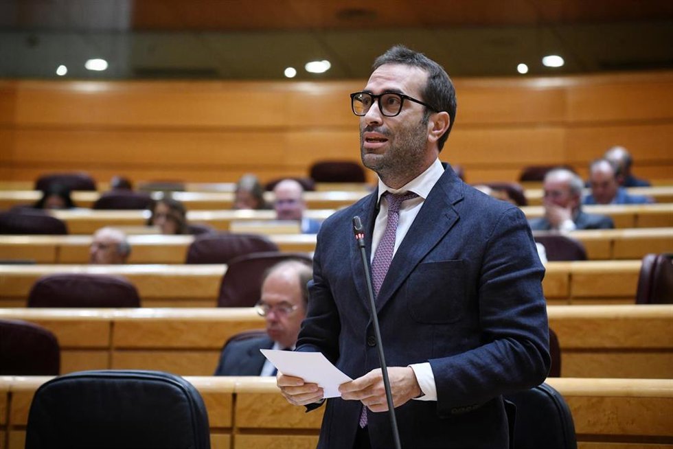El ministro de Economía, Comercio y Empresa, Carlos Cuerpo, interviene durante una sesión de control al Gobierno en la Cámara Alta, a 21 de octubre de 2022, en Madrid (España). El Gobierno se enfrenta de nuevo a preguntas relacionadas con la estabilidad