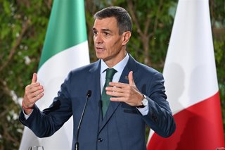El presidente del Gobierno, Pedro Sánchez, participa en la declaración conjunta de los líderes de la Cumbre EU-MED9 2025 ante los medios de comunicación, a 20 de octubre de 2025, en Portoroz (Eslovenia).
