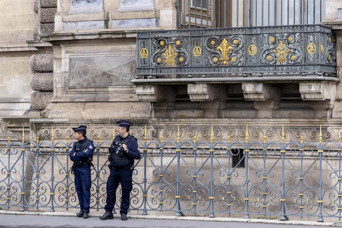 Fuerzas de seguridad en los alrededores del museo Louvre, después del robo de este fin de semana