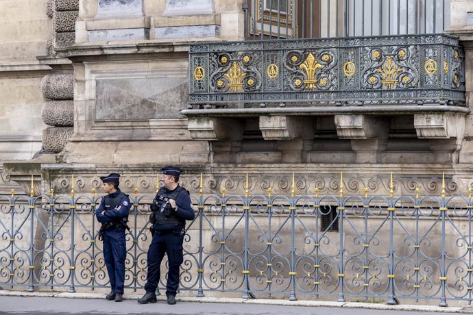 20 de outubro de 2025, Paris, França, França: Paris, França, 20 de outubro de 2025 - Pessoas passam em frente ao Museu do Louvre. A ministra da Cultura da França, Rachida Dati, anunciou o fechamento do mundialmente famoso museu de arte no dia 20 de outubr