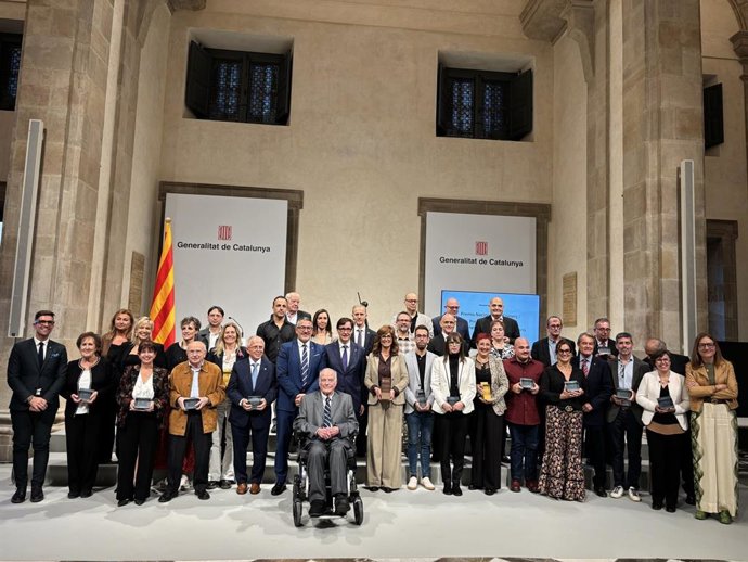 Els premiats junt amb el president Salvador Illa.