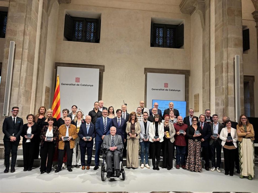 Los premiados junto al presidente Salvador Illa.