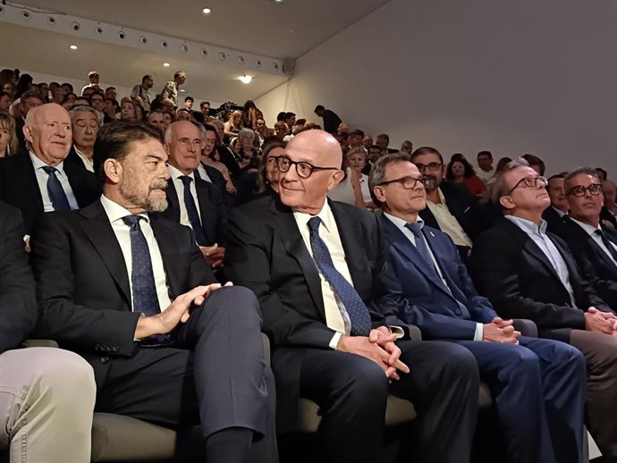 El presidente de Banco Sabadell, Josep Oliu (c), junto al alcalde de Alicante, Luis Barcala (i), en el acto de entrega del III y IV Premio Fundación Banco Sabadell a la Sostenibilidad Marina, celebrado en el ADDA el 21 de octubre de 2025