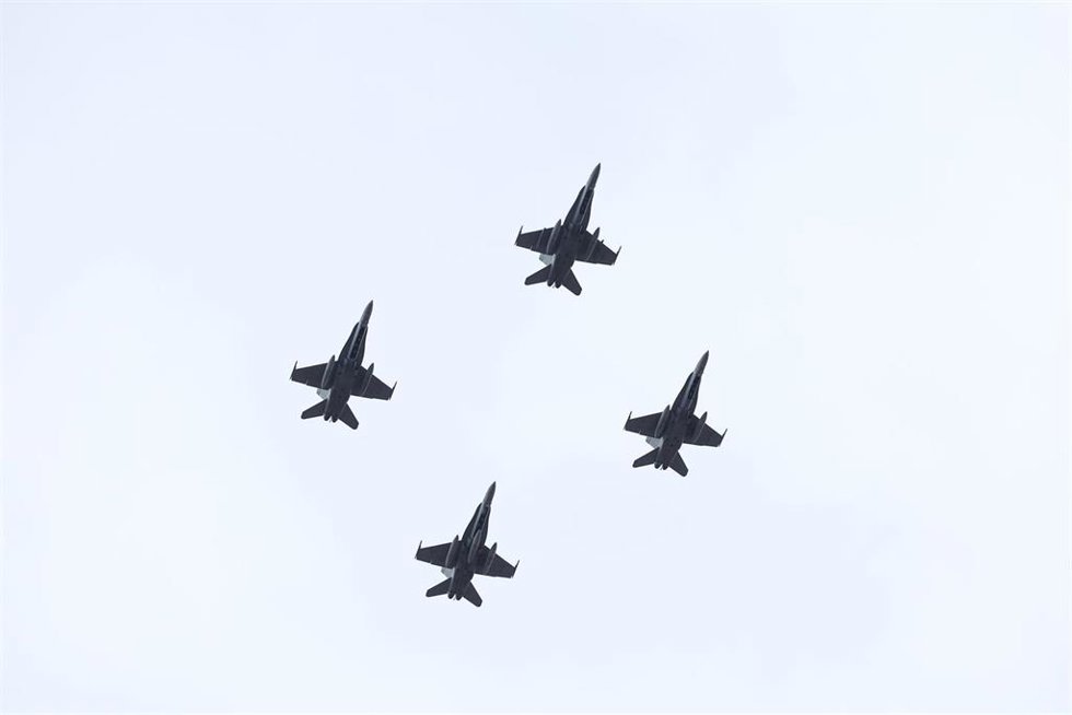 Aviones desfilando