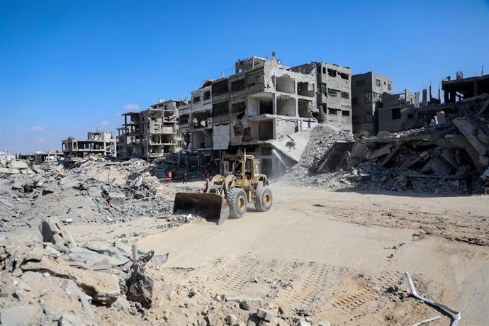 Retirada de escombros en la ciudad de Gaza