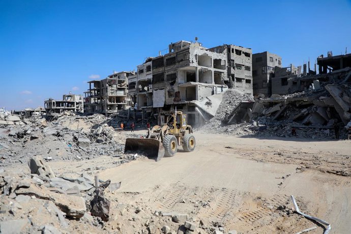 GAZA, 20 de outubro de 2025 -- Um maquinário pesado remove detritos de uma rua na Cidade de Gaza, em 19 de outubro de 2025. As Forças de Defesa de Israel (IDF) disseram em um comunicado no domingo que lançaram uma nova onda de ataques contra alvos militan