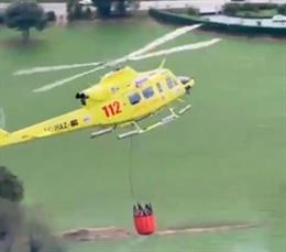 El helicóptero del Gobierno de Cantabria realiza siete descargas de agua para extinguir un incendio en Villacarriedo