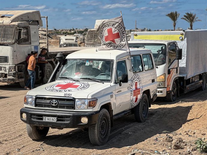 14 de outubro de 2025, Nusairat, Faixa de Gaza, Território Palestino: Equipes da Cruz Vermelha se deslocam para a área de "Kissufim" para recuperar os corpos de reféns israelenses mantidos por facções palestinas, como parte dos acordos humanitários mediad