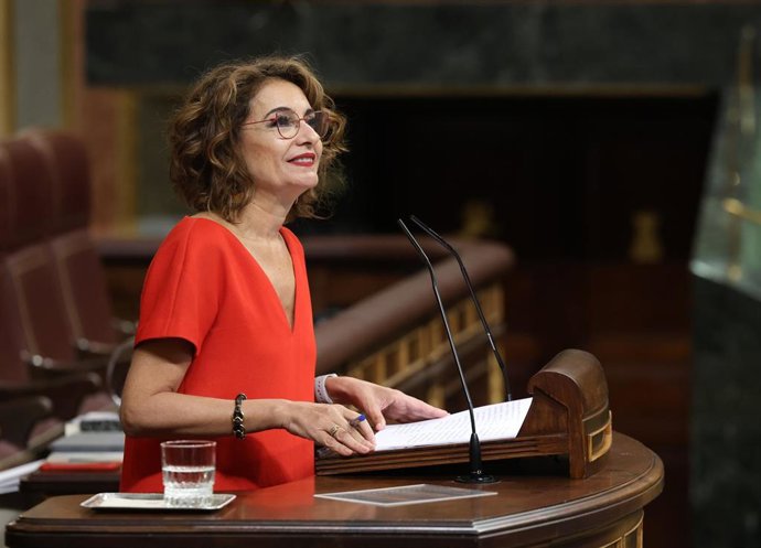 La vicepresidenta primera y ministra de Hacienda, María Jesús Montero, interviene durante una sesión plenaria, en el Congreso, a 16 de octubre de 2025, en Madrid (España). El Congreso debate hoy dos iniciativas legislativas presentadas por el grupo VOX: u