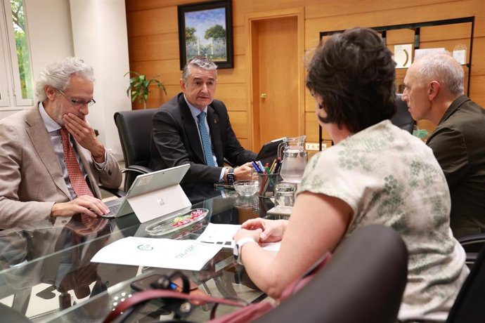 El consejero de Sanidad, Presidencia y Emergencias de la Junta de Andalucía, Antonio Sanz (2i), durante la reunión con la Central Sindical Independiente y de Funcionarios (CSIF) Sección Servicios Sociosanitarios.  