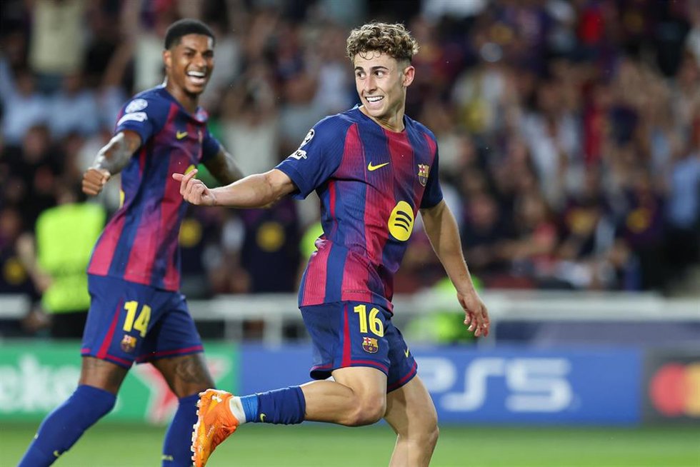 Fermín López celebra, por delante de Marcus Rashford, un gol en la victoria del FC Barcelona sobre Olympiacos en Montjuc, en la tercera jornada de la Champions