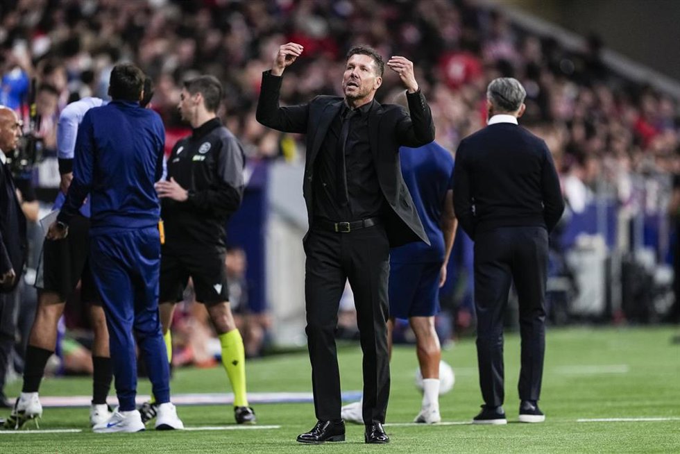 Diego Simeone gesticula tras la anulación del gol de Alex Baena en el Atlético-Osasuna de LaLiga EA Sports 25-26