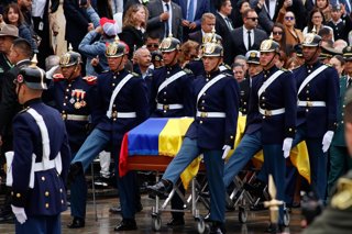 Archivo - August 13, 2025, Bogota, Cundinamarca, Colombia: Colombia's military soldiers carry the coffin of Miguel Uribe Turbay during the funeral and burrial of presidential hopeful, Miguel Uribe Turbay who was a victim of two shots passed away on august