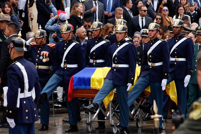 Archivo - Arquivo - 13 de agosto de 2025, Bogotá, Cundinamarca, Colômbia: Soldados militares colombianos carregam o caixão de Miguel Uribe Turbay durante o funeral e enterro do candidato à presidência, Miguel Uribe Turbay, que foi vítima de dois tiros e f