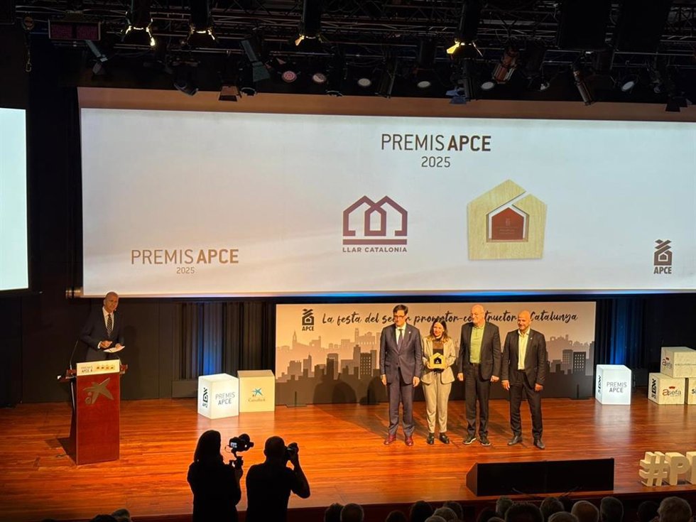 El presidente de la Generalitat, Salvador Illa, y el presidente de Apce, Xavier Vilajoana, entregan uno de los premios