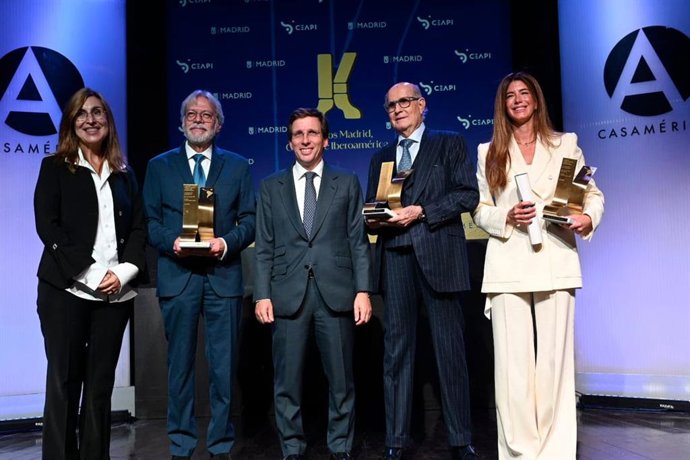 (De izq. a dcha.) Núria Vilanova, Luis Amodio, José Luis Martínez-Almeida, Juan Antonio Pérez Simón y Paula Quinteros
