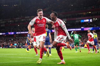 21 October 2025, United Kingdom, London: Arsenal's Viktor Gyokeres (L) celebrates scoring his side's fourth goal during the UEFA Champions League soccer match between Arsenal and Atletico Madrid at the Emirates Stadium. Photo: John Walton/PA Wire/dpa
