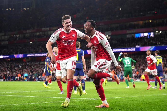 21 October 2025, United Kingdom, London: Arsenal's Viktor Gyokeres (L) celebrates scoring his side's fourth goal during the UEFA Champions League soccer match between Arsenal and Atletico Madrid at the Emirates Stadium. Photo: John Walton/PA Wire/dpa
