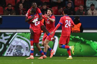 21 October 2025, North Rhine-Westphalia, Leverkusen: Paris St. Germain's Willian Pacho celebrates with teammates after scoring his side's first goal during the UEFA Champions League soccer match match between Bayer Leverkusen and Paris Saint-Germain at Ba