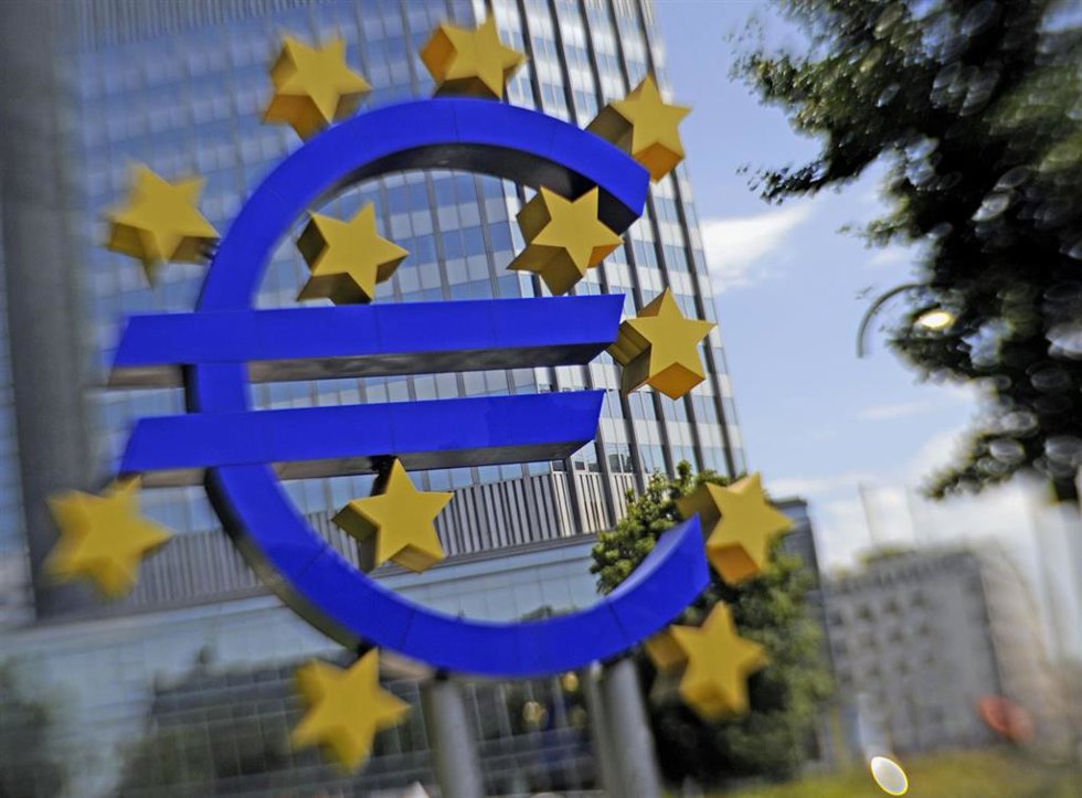 Archivo - Imagen de archivo de una escultura con el símbolo de un euro. 