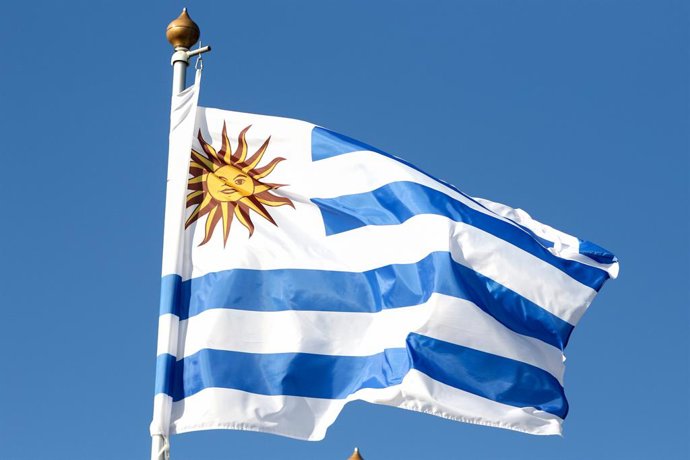 Archivo - Arquivo - 9 de junho de 2024, São Petersburgo, Rússia: A bandeira da República Oriental do Uruguai vista na galeria de bandeiras dos países participantes no âmbito do Fórum Econômico Internacional de São Petersburgo 2024
