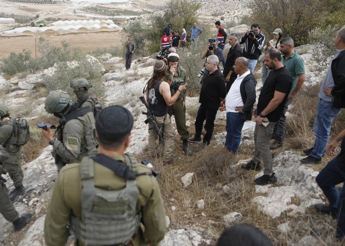 October 12, 2025, Hebron, West Bank, Palestinian Territory: Israeli settlers, backed by army forces, attack a group of Palestinian and international activists taking part in an olive-harvesting event in the village of Soba, south of Hebron, alongside Pale