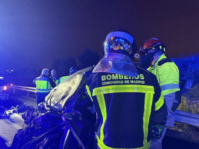 A equipe do SUMMA 112 e os bombeiros atuam no local de um acidente rodoviário na M-50