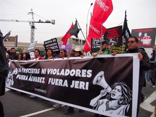 "Ni fascistas ni violadores, fuera Álvarez, fuera Jerí", reza una pancarta en una multitudinaria manifestación en Lima contra el nuevo presidente de Perú, José Jeri, quien enfrentó cargos de violación hace un año, mientras era congresista