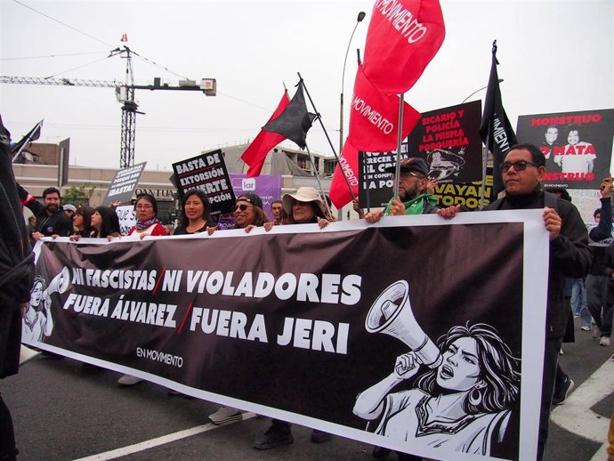 "Ni fascistas ni violadores, fuera Álvarez, fuera Jerí", reza una pancarta en una multitudinaria manifestación en Lima contra el nuevo presidente de Perú, José Jeri, quien enfrentó cargos de violación hace un año, mientras era congresista